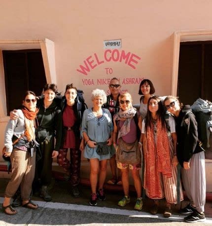 Il gruppo davanti all'ingresso di un ashram, sotto la scritta Welcome